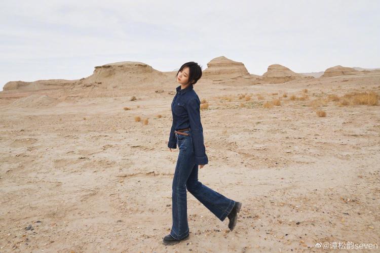 谭松韵穿牛仔装戴墨镜扮酷 灿笑甜化人心