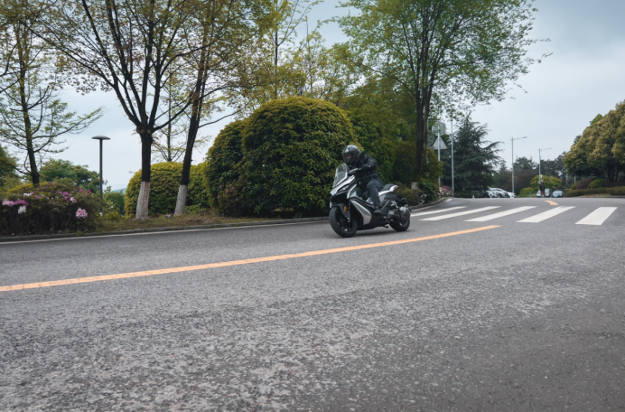 短訊:隆鑫新能源品牌正式曝光,首款踏板電摩露出