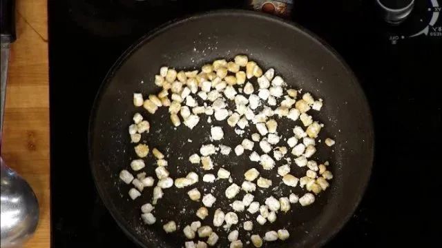 玉米和鸡蛋能一起吃吗（玉米和鸡蛋竟然也能做成饼）