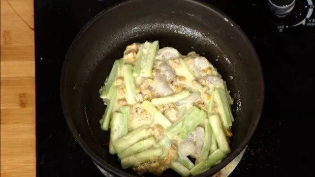 玉米和鸡蛋能一起吃吗（玉米和鸡蛋竟然也能做成饼）