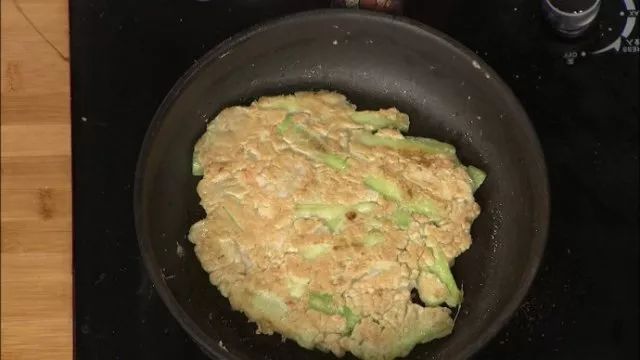 玉米和鸡蛋能一起吃吗（玉米和鸡蛋竟然也能做成饼）
