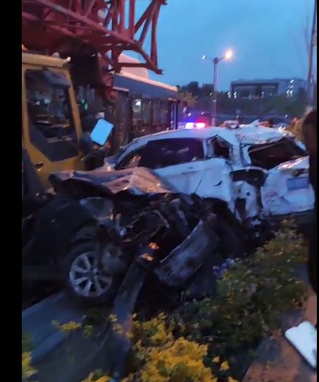 ��ľһ����ɲ��ʧ����೵������ײ����2�����˶೵����