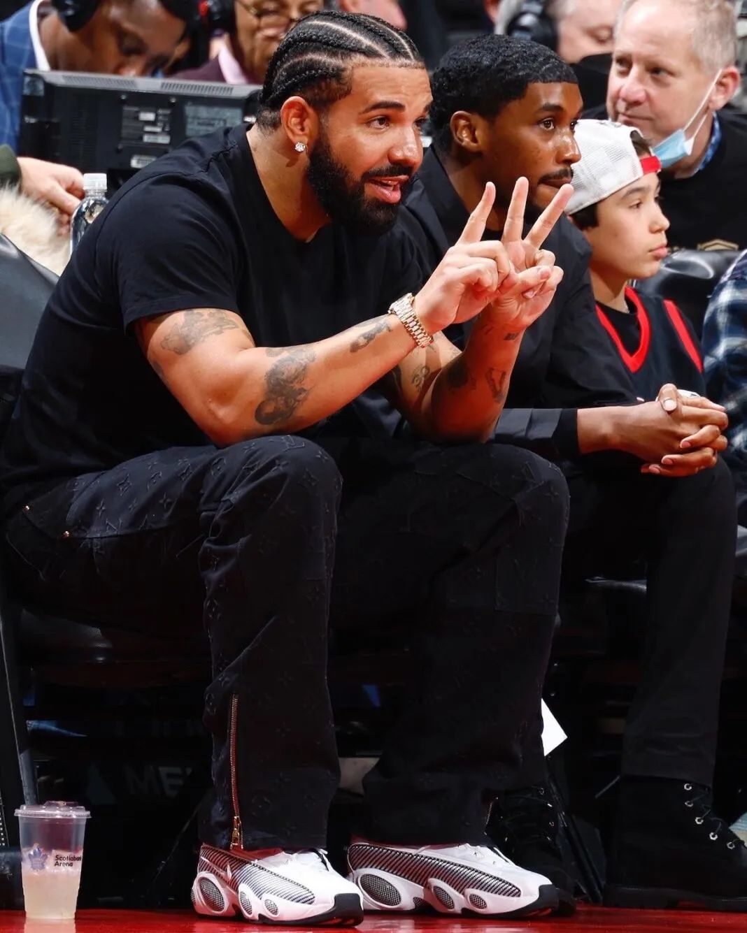 nba球员为什么穿长裤(Drake 上脚 Nike 新联名！碳纤维「大眼睛」爱了)