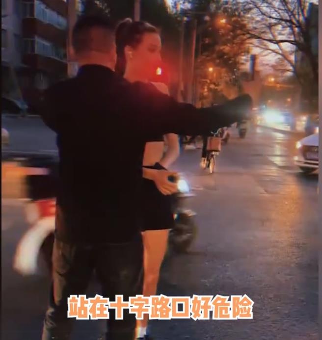 男子回应拦停谷爱凌合影不让走：不是故意的，当时有车让她小心一点