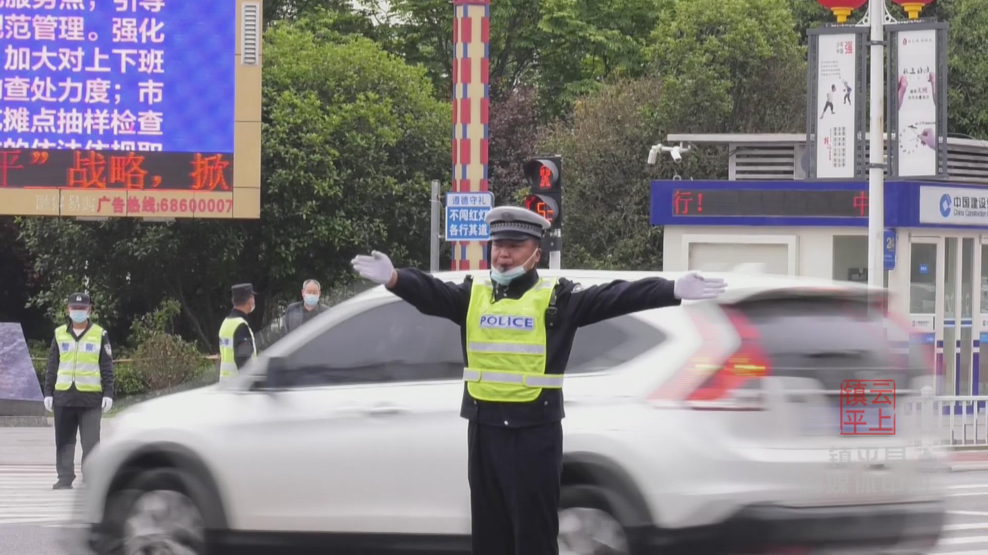 镇平：交警节日不放假 坚守岗位保畅通