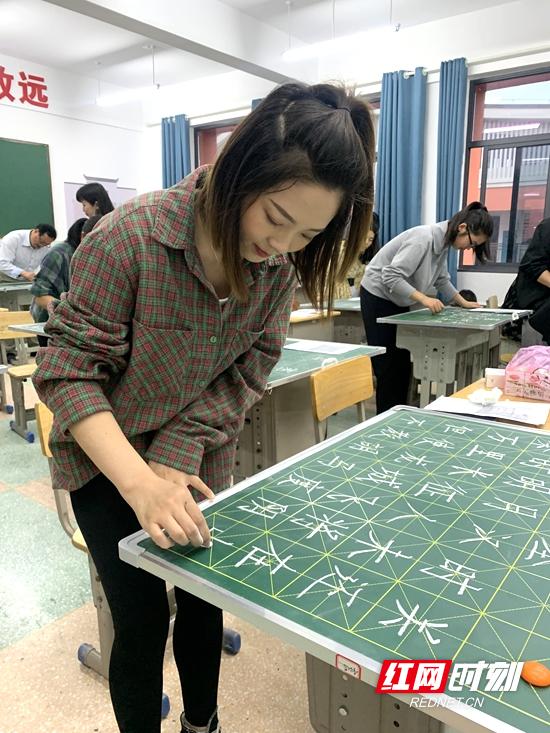 永定区希望小学举办首届教师书法比赛(图1)