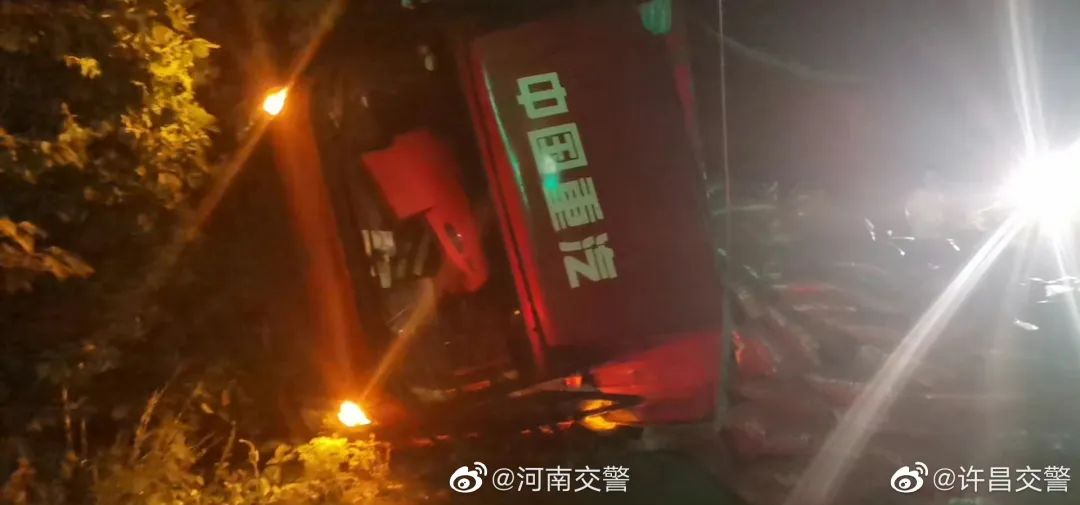 五大曝光丨高速公路分心驾驶导致货车侧翻