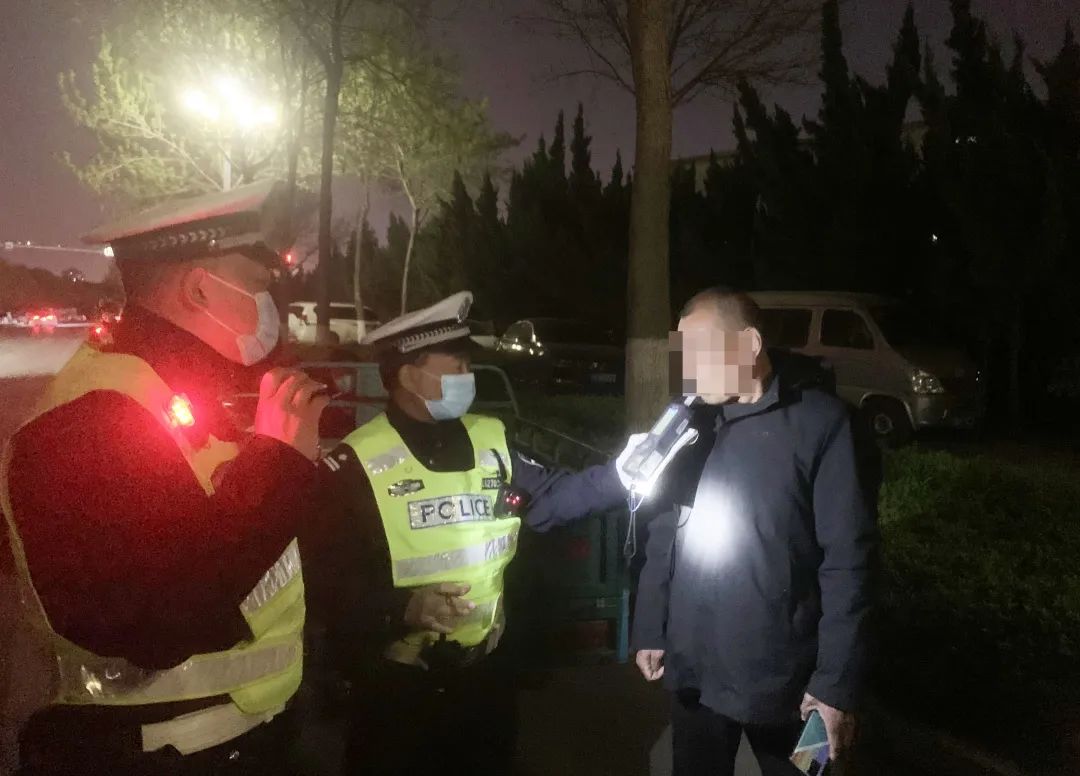 醉驾电动三轮车被拦下，反问交警：三轮车也算酒驾吗？