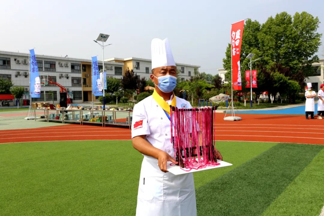 在技能展示环节,学生们的渔网花刀,蜈蚣花刀等刀工表演;刀削面,拉面等