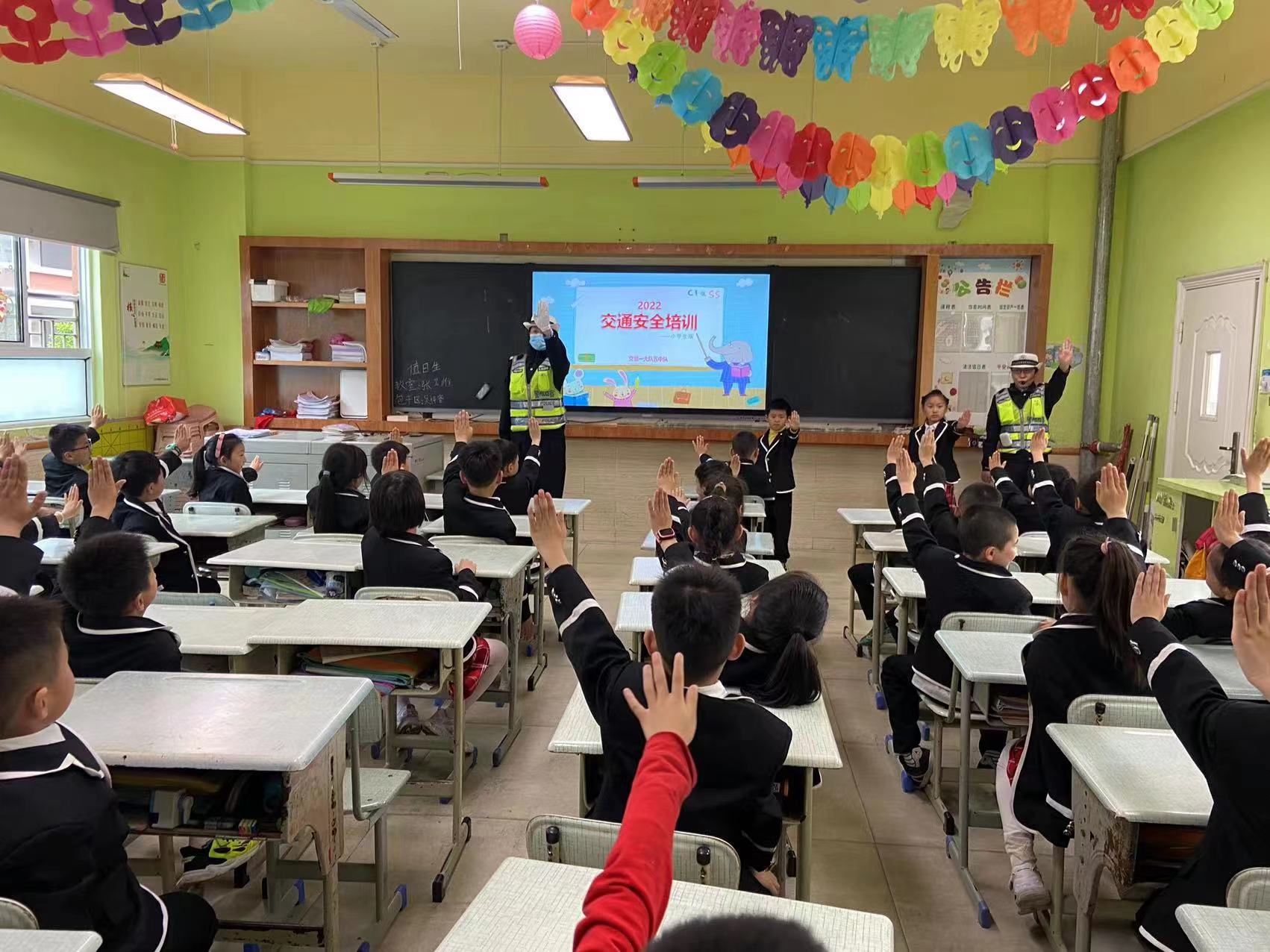 九江市浔阳小学：学知识 练手势(图1)