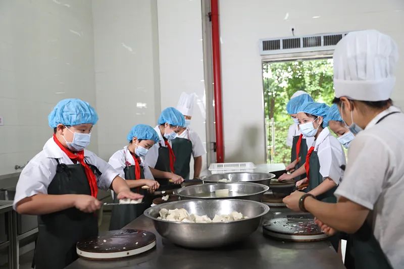 种菜、煮饭、做木工……这些学校的劳动课，你pick哪一个？