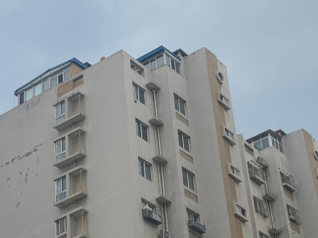 天天3·15丨青岛瑞丰嘉苑频现空中违建，楼里居民住着“心里发毛”