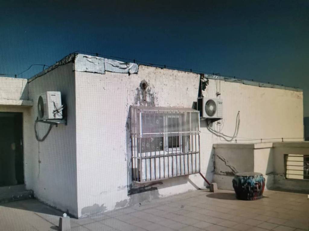 天天3·15丨青岛瑞丰嘉苑频现空中违建，楼里居民住着“心里发毛”