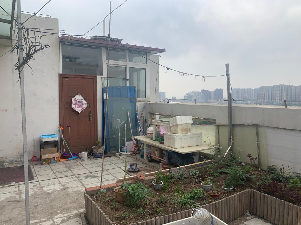 天天3·15丨青岛瑞丰嘉苑频现空中违建，楼里居民住着“心里发毛”