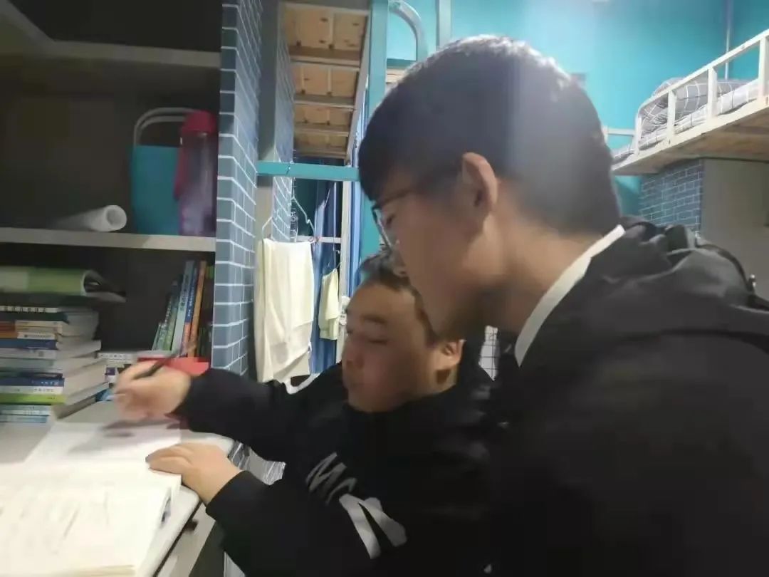 不好意思问一下，你们寝室还有位置吗？