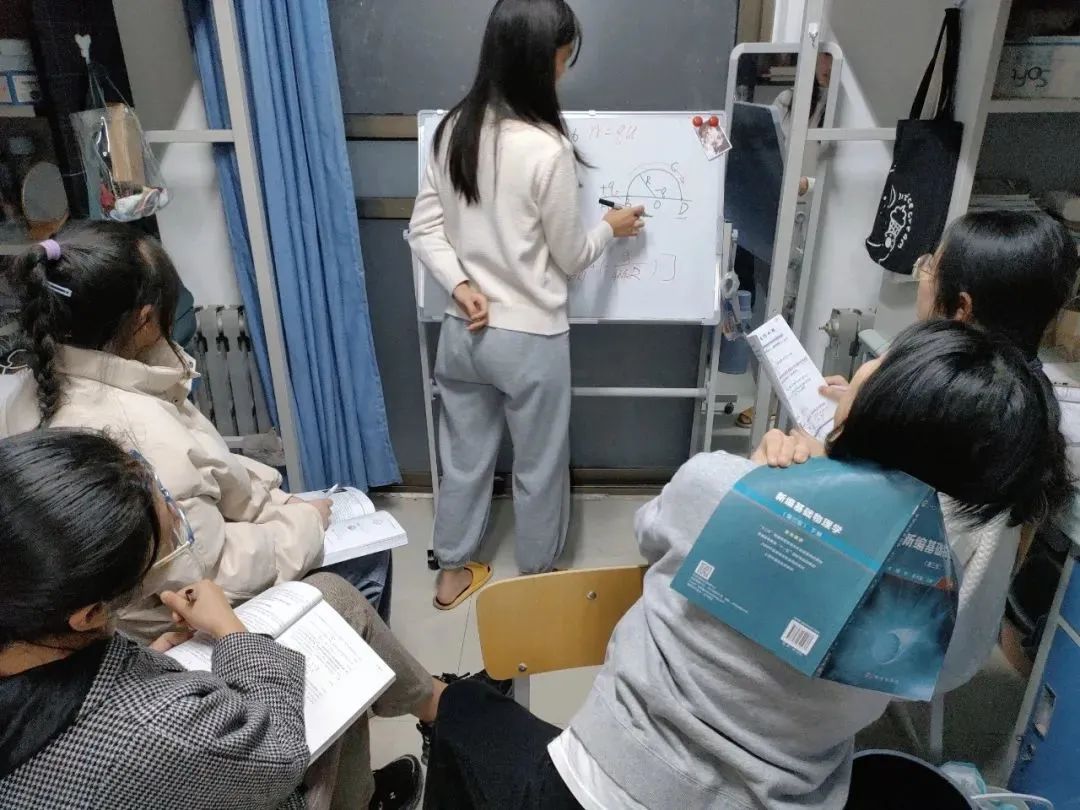 不好意思问一下，你们寝室还有位置吗？