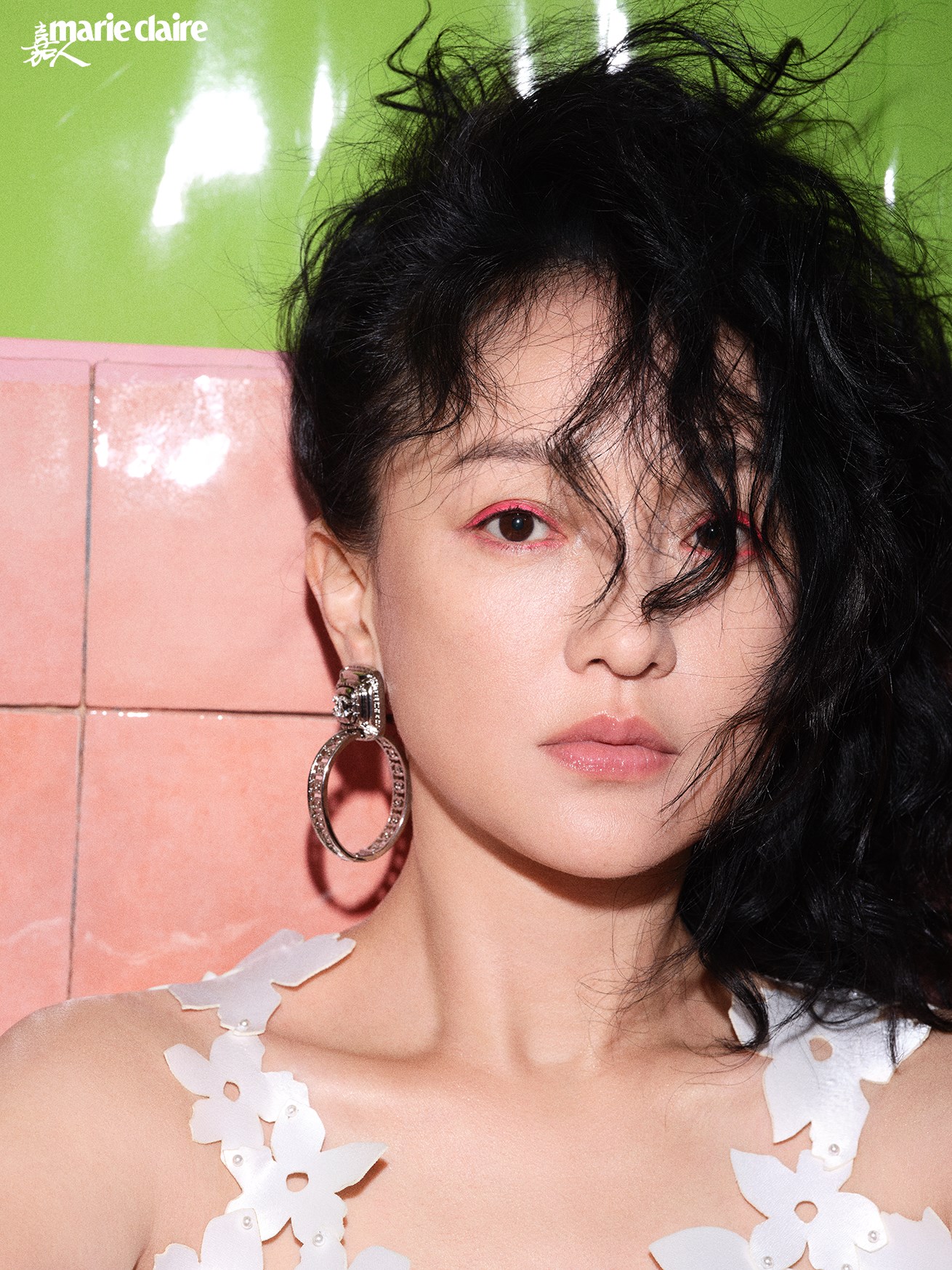 周迅《嘉人》六月刊封面释出 回溯寻常纯粹炙热