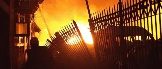 户内爆燃事故发生后，燃气企业如何应对事故调查？