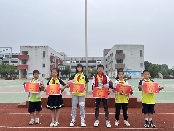 什邡市马祖小学：“感动”班级篮球赛(图1)