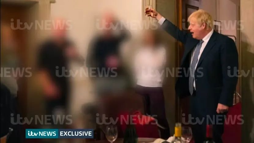 “派对门”新照曝光，英国首相约翰逊面临调查