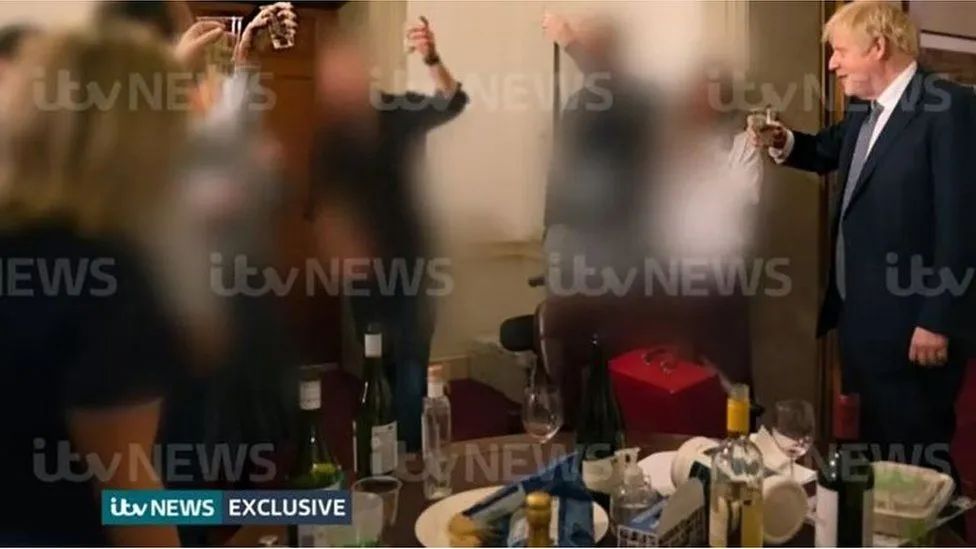 “派对门”新照曝光，英国首相约翰逊面临调查