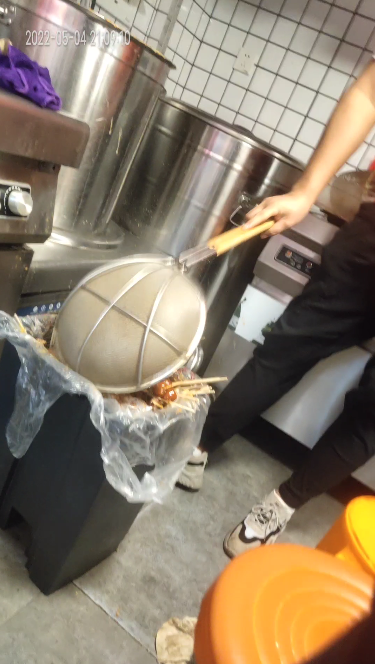 天天3·15丨徒手抓取食材、后厨吸烟、健康证过期……张亮麻辣烫“亮点”“不一样”