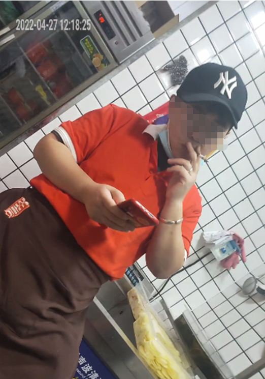 天天3·15丨徒手抓取食材、后厨吸烟、健康证过期……张亮麻辣烫“亮点”“不一样”