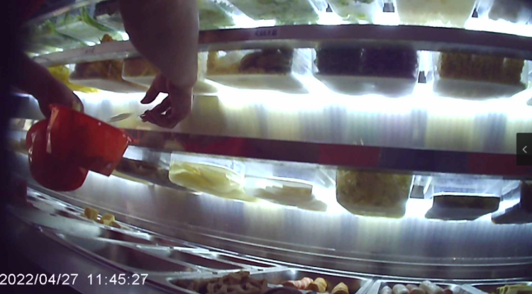 天天3·15丨徒手抓取食材、后厨吸烟、健康证过期……张亮麻辣烫“亮点”“不一样”