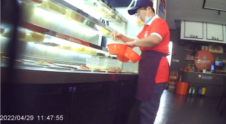 天天3·15丨徒手抓取食材、后厨吸烟、健康证过期……张亮麻辣烫“亮点”“不一样”