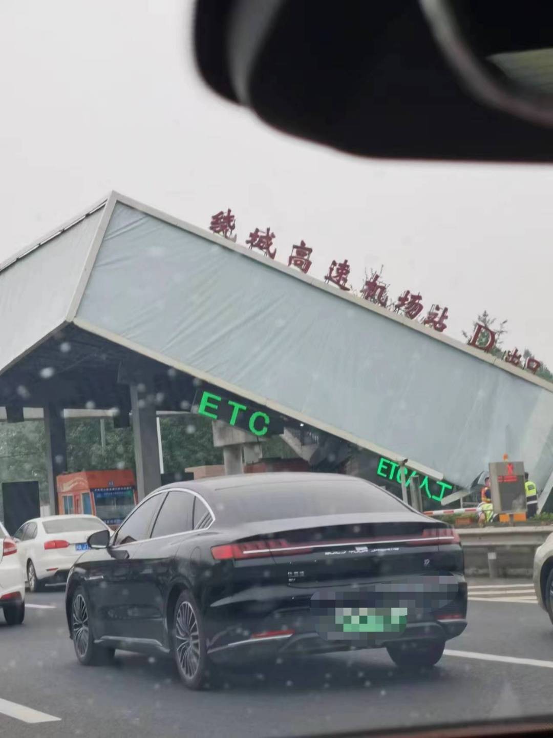 突发！成都绕城高速发生一起车祸 致收费站顶棚垮塌