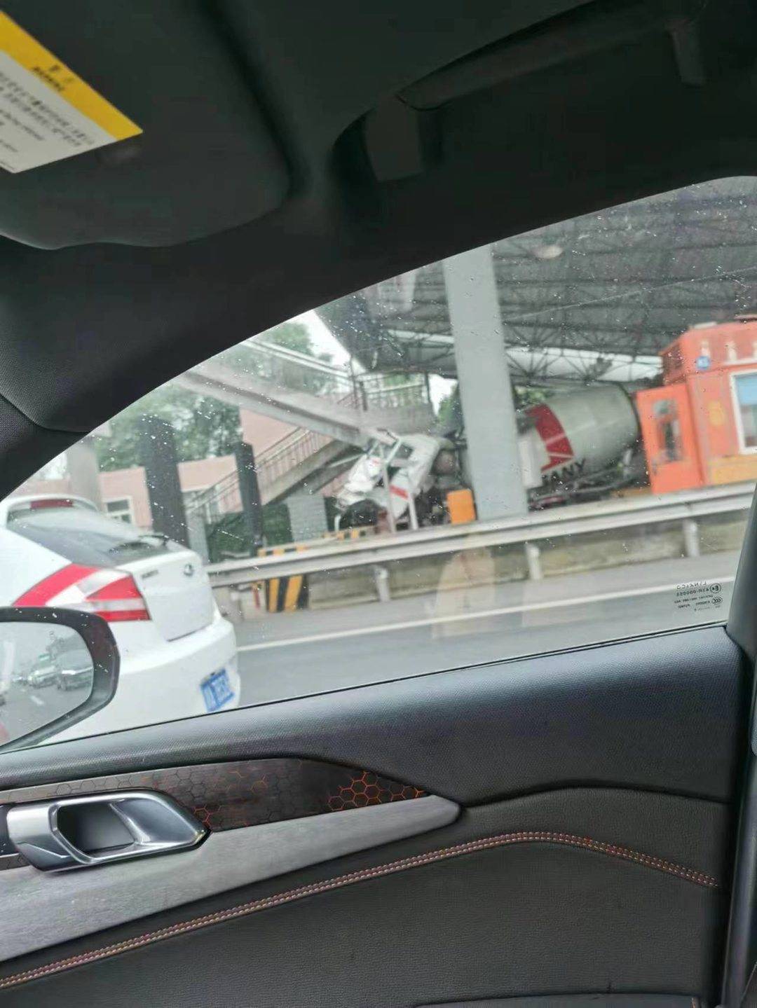 突发！成都绕城高速发生一起车祸 致收费站顶棚垮塌