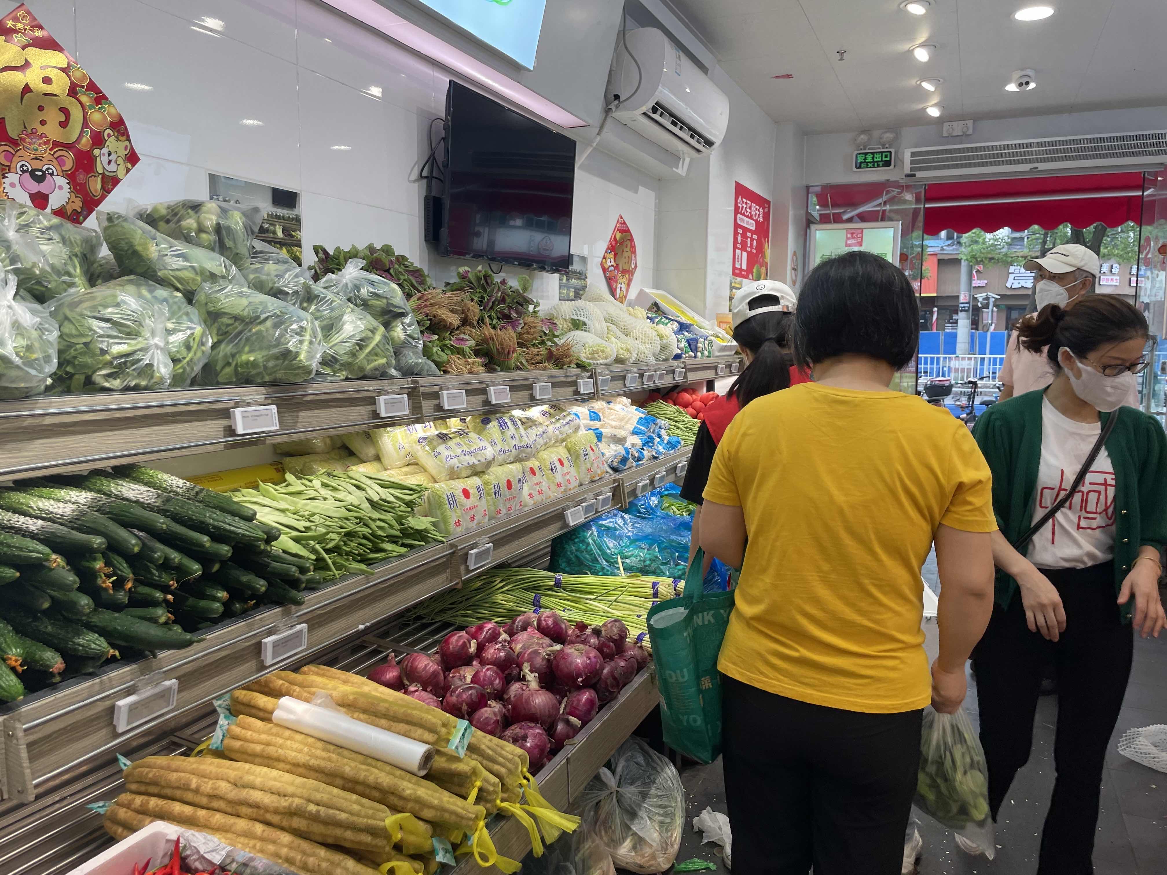 早安上海｜早餐店、蔬菜店人气旺，还是原来的价格