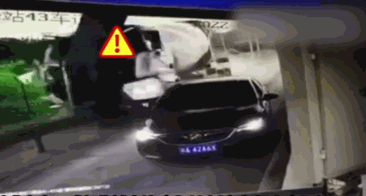 成都绕城高速一罐车撞桥 导致桥墩损毁收费站顶棚垮塌