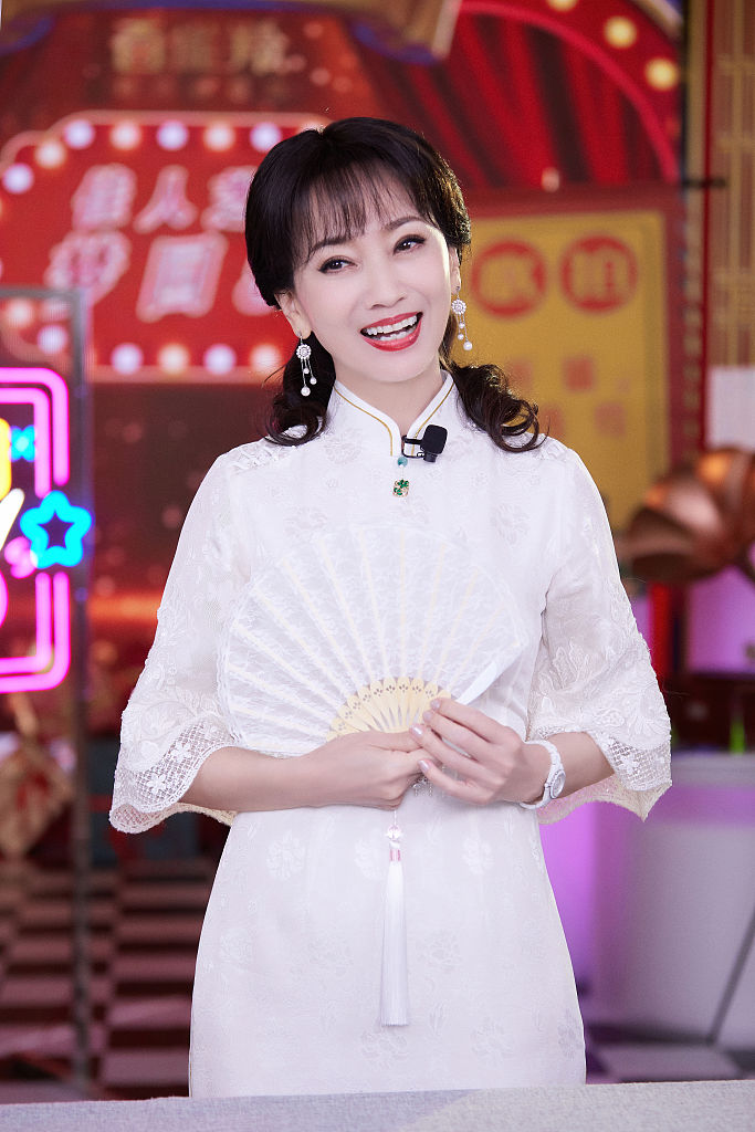 赵雅芝再现"冯程程"造型 穿白色蕾丝旗袍典雅温柔