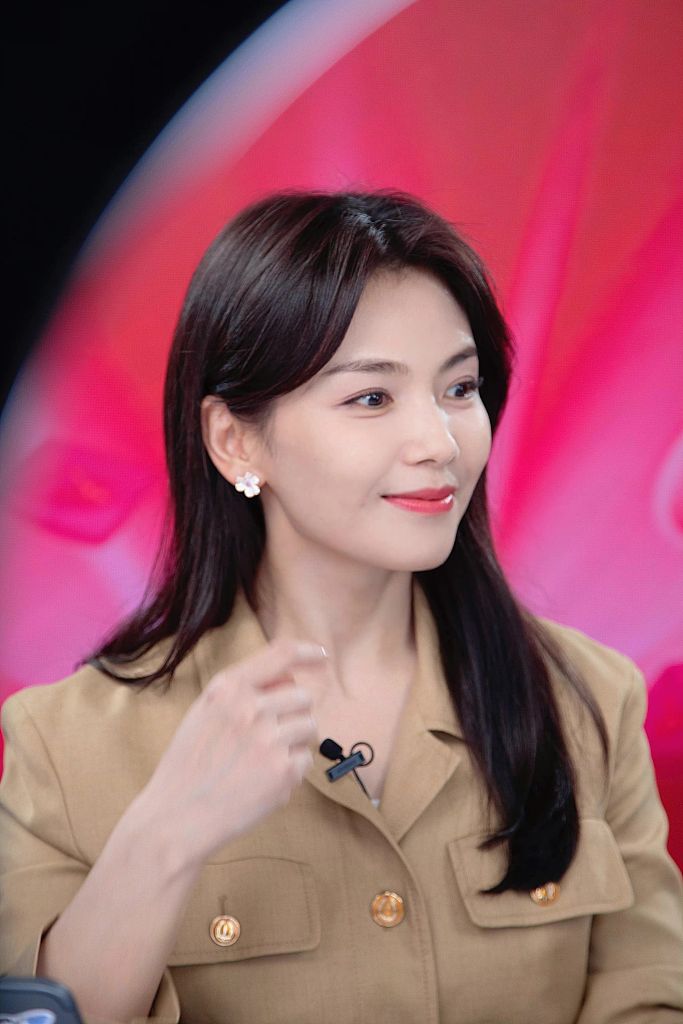 刘涛直播花絮写真曝光 穿驼色西装套装知性温柔