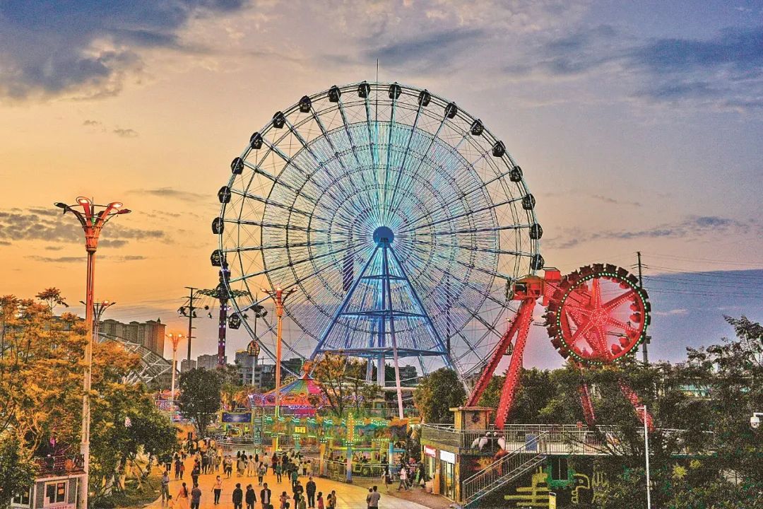 夜间的游乐园就算不是节假日也十分热闹,像摩天轮,夜游玉东湖,旋转