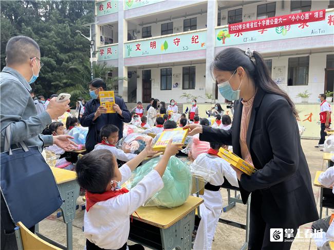 祿勸縣湯郎箐小學(xué)收到暖心“六一”禮物(圖1) 祿勸縣湯郎箐小學(xué)收到暖心“六一”禮物(圖1)