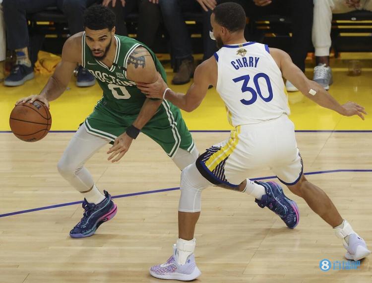 为什么nba球进了要出三分(总决赛两场双方都至少投进15个三分 而此前历史上从未出现过一场)