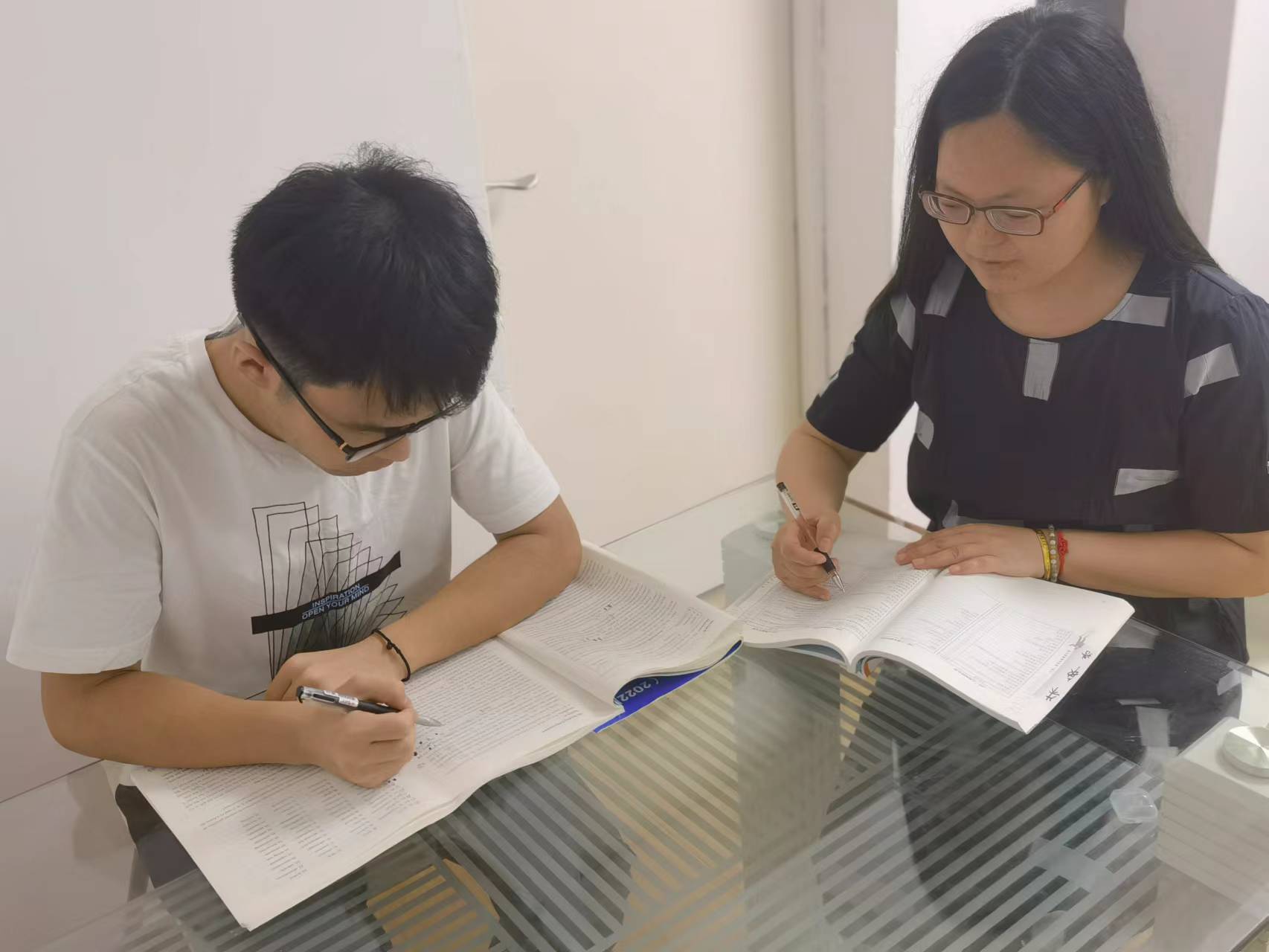 返校第一天｜高考生母亲写下家书：每个时代的人都有他们的不易