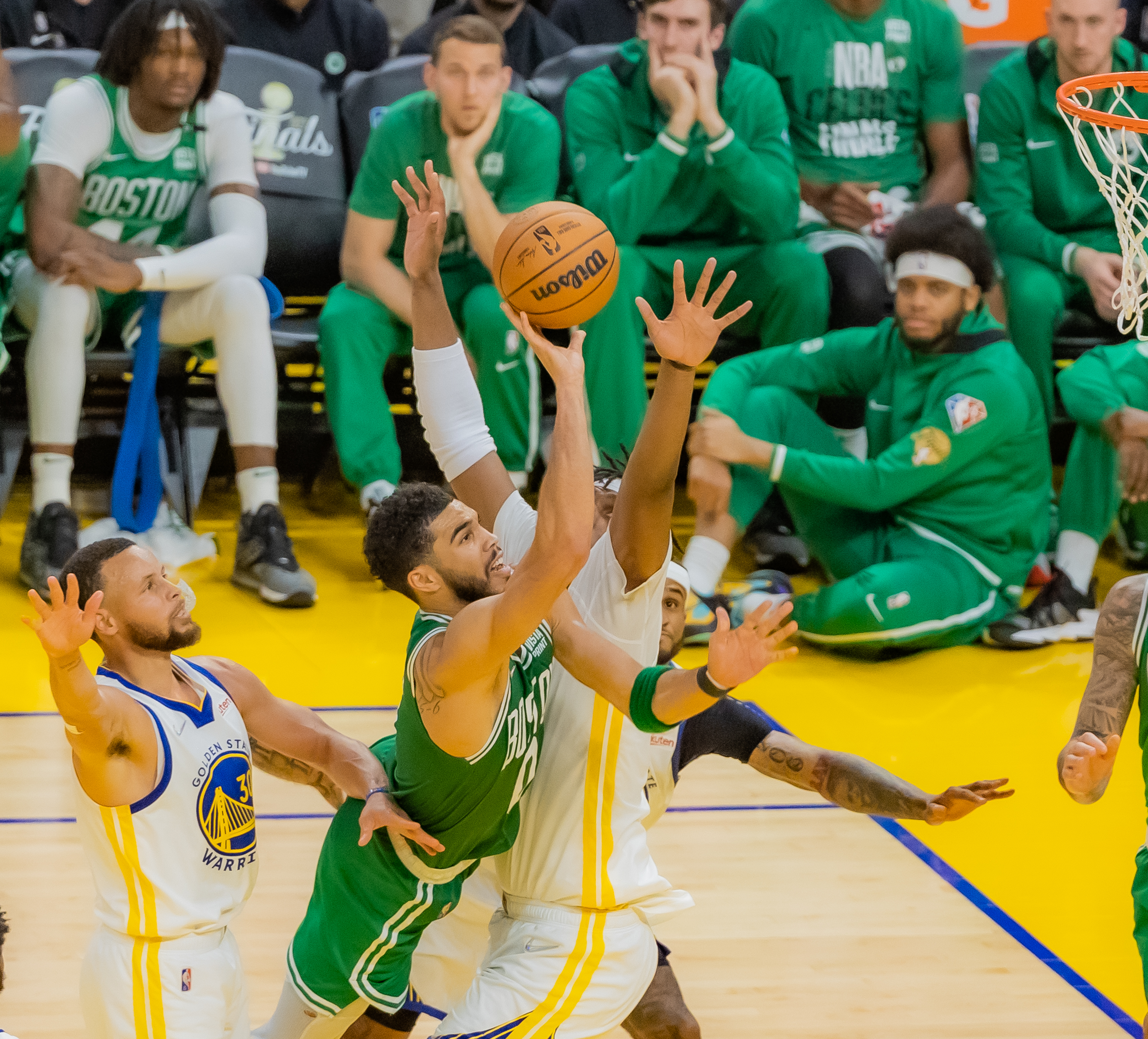 篮球比赛中两个队的比分是多少(（体育）篮球——NBA总决赛第二场：勇士胜凯尔特人)