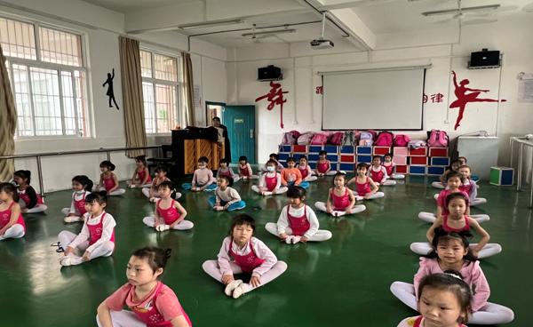 赣州龙南市龙洲小学：“双减”落地 社团开花(图1)