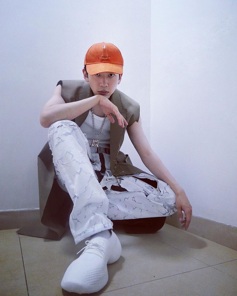 费启鸣发布夏日清凉写真 无袖穿搭秀明晰肌肉线条