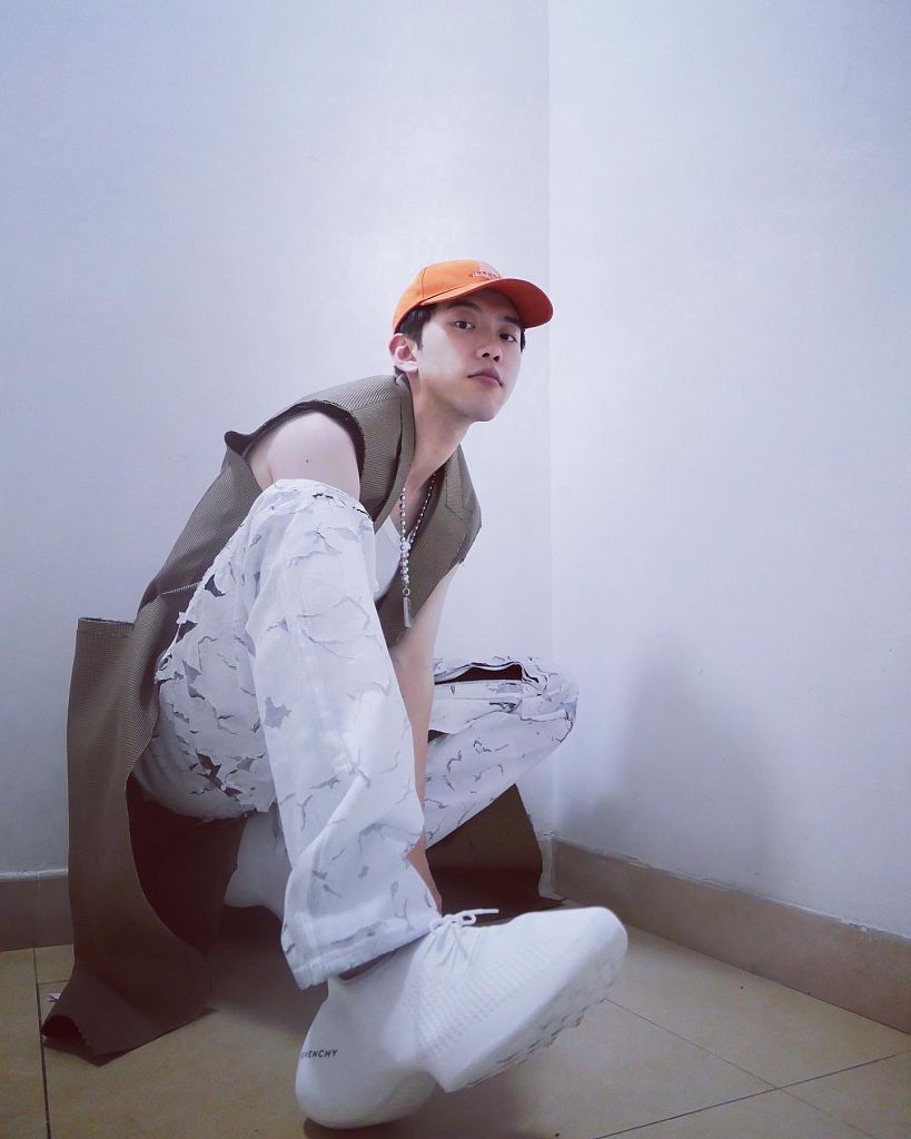 费启鸣发布夏日清凉写真 无袖穿搭秀明晰肌肉线条