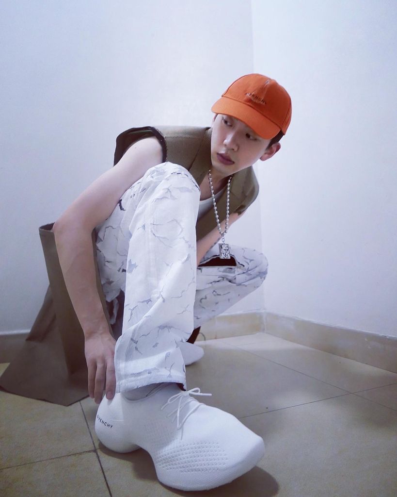 费启鸣发布夏日清凉写真 无袖穿搭秀明晰肌肉线条