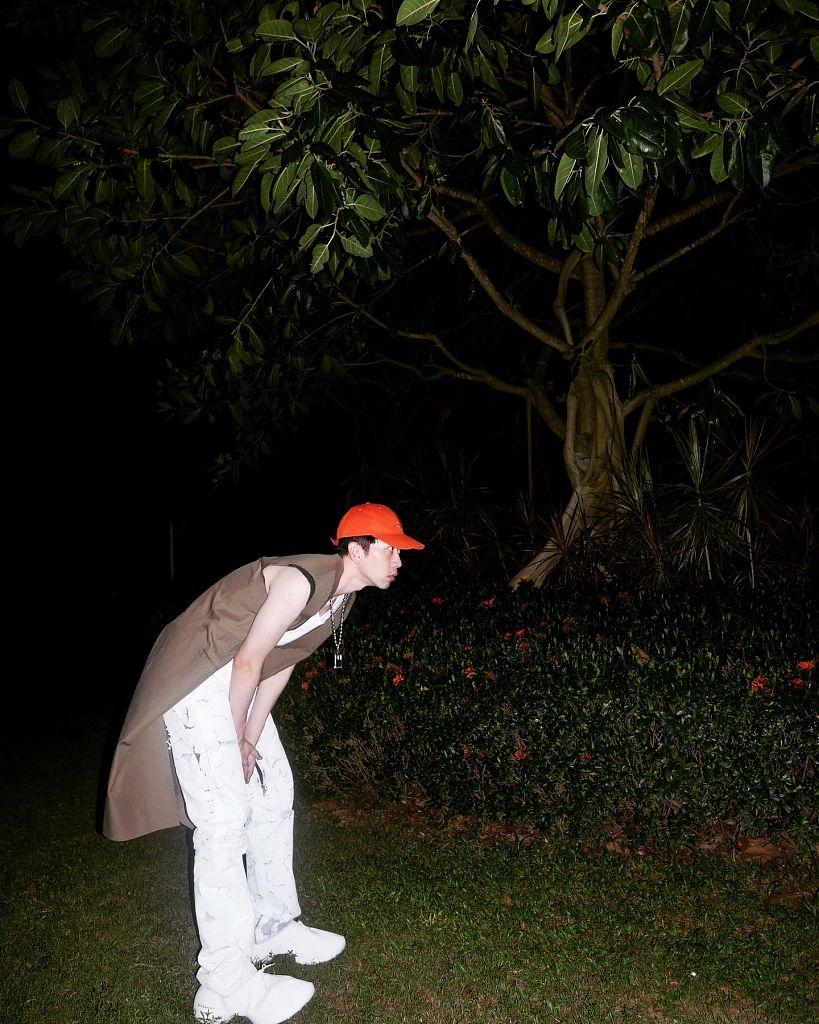 费启鸣发布夏日清凉写真 无袖穿搭秀明晰肌肉线条