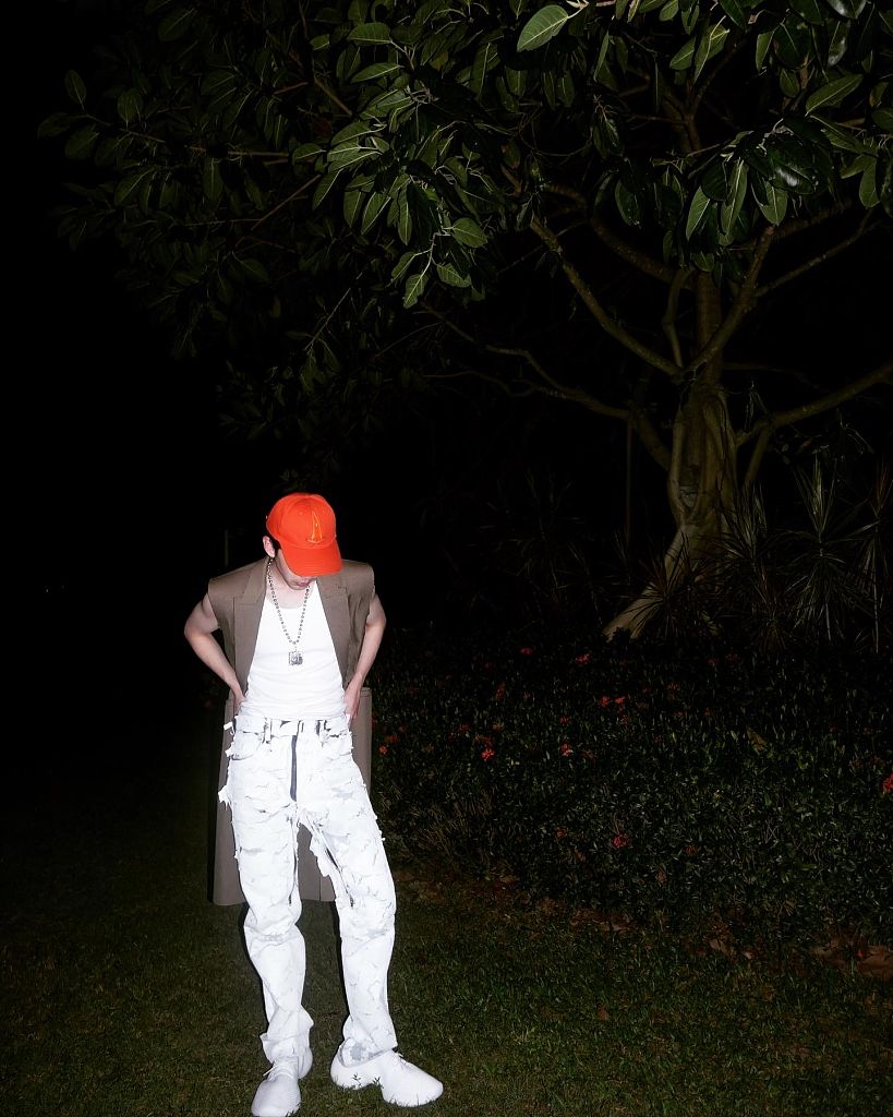 费启鸣发布夏日清凉写真 无袖穿搭秀明晰肌肉线条