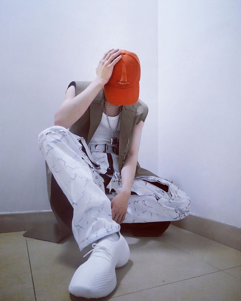 费启鸣发布夏日清凉写真 无袖穿搭秀明晰肌肉线条