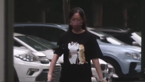 张靓颖与小5岁男友出行，双手紧握十分甜蜜，网友们的注意力却在肚子上