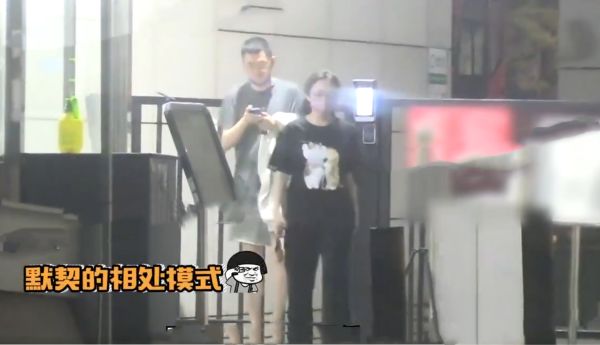 张靓颖与小5岁男友出行，双手紧握十分甜蜜，网友们的注意力却在肚子上