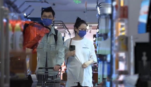 张靓颖与小5岁男友出行，双手紧握十分甜蜜，网友们的注意力却在肚子上